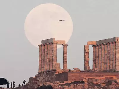그리스 포세이돈 신전 위에 뜬 만월