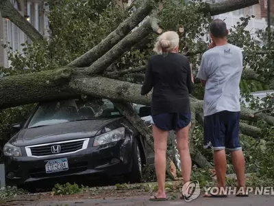 코로나도 모자라 미국에 열대성폭풍…3명 사망·수백만가구 정전