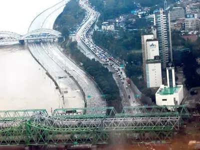 아슬아슬 한강 수위… 올림픽대로 범람