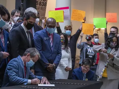 논란 '경찰보호법'에 주지사 서명