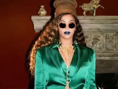 “파란입술에 벌집 모자”..비욘세라 가능한 파격