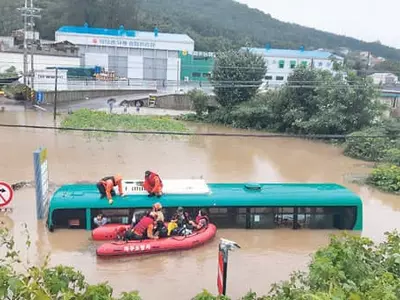 버스마저 삼킨 장마 폭우