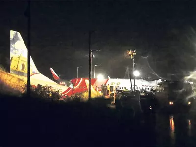 인도서 여객기 착륙 도중‘ 두동강’