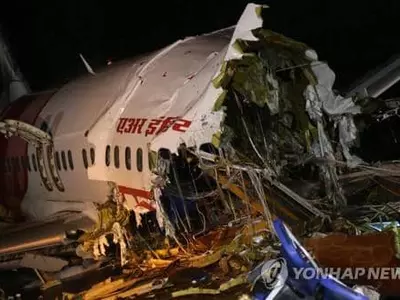 폭우 속 활주로 너머 굴러간 印항공기 두 동강…18명 사망