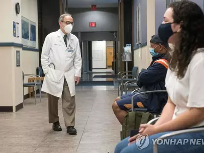 모더나 코로나19 백신 임상시험에 응하는 참가자들