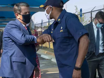 켐프 주지사 “마스크 의무화, 지역 교육감 재량에 맡겨”