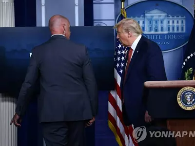 백악관 밖 총격… 트럼프 브리핑 도중 퇴장
