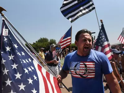 아무도 못막는 음모론 인기…큐어넌 추종자 600% 급증