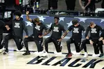 NBA 플레이오프 개막…‘인종차별 반대’무릎 꿇은 네츠 선수들