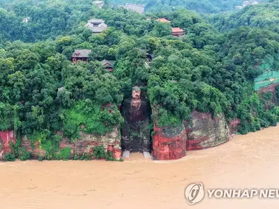 폭우로 발이 잠긴 중국 쓰촨성 러산대불