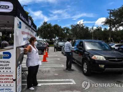 우편투표 돕는 선관위 직원들
