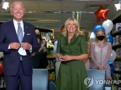 민주당 대선후보 공식지명 자축하는 바이든 부부