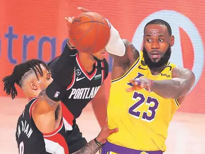 ‘이변의 날’… 1위 레이커스·밀워키, 8위 팀에 덜미