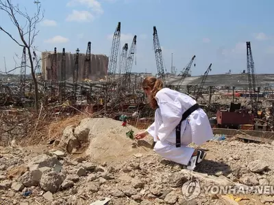레바논 폭발 참사 현장서 헌화하는 태권도 수련생