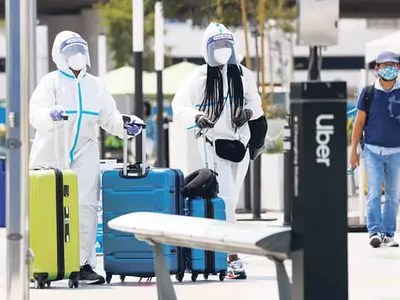 우버 기다리는 ‘방호복 중무장’ 승객