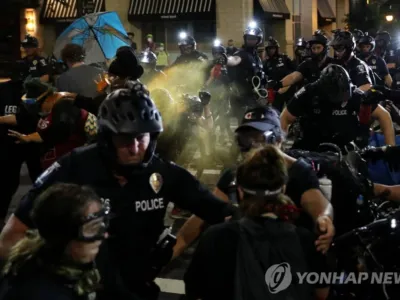 공화당 전당대회장 근처에서 충돌한 시위대-경찰