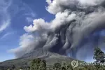 화산재 치솟는 인도네시아 시나붕 화산