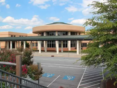 피치트리릿지고, 여학생 나체사진 유포 혐의 소송 당해