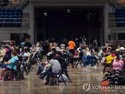 허리케인 '로라' 접근에 대피 준비하는 미국 사람들