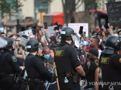 미국경찰 '권총난사' 이유있다…"그러라고 훈련받아서"
