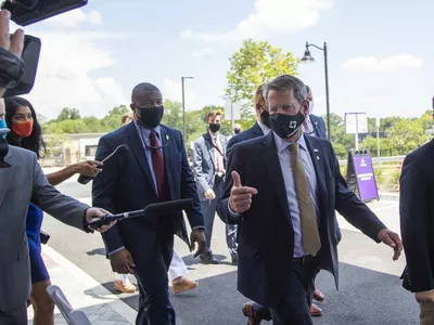 "연휴 기간 마스크 벗지 마세요"