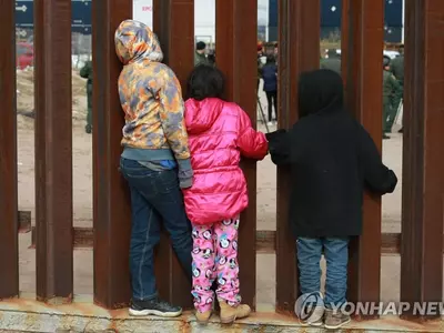 불법입국 미성년자 즉시 추방 정책 잠정 중단