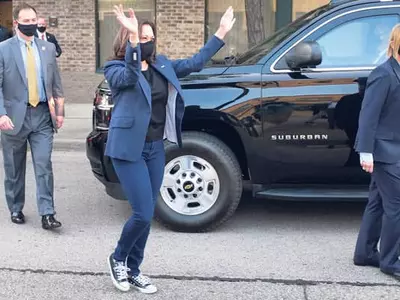 스키니진·운동화 차림 유세 ‘신선’