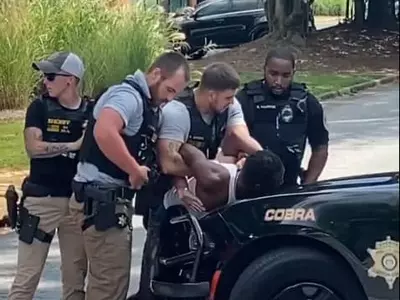 흑인 무차별 구타 클레이턴 체포영상 물의