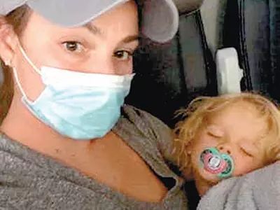 비행기서 간식 먹느라 마스크 내린 2세 아기 모자 강제 하차