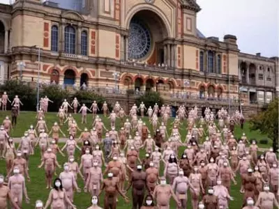 다 벗어도 마스크는 씁니다…영국 행위 예술 화제