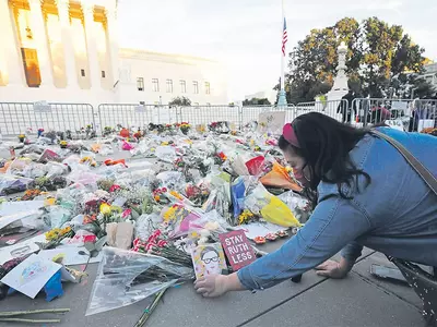 긴즈버그 대법관 타계, 차별에 맞선 ‘진보 아이콘’… 미전역 애도 물결