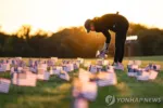 '코로나19 희생자 추모' 워싱턴 내셔널몰에 성조기 꽂는 자원봉사자