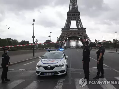 '폭발물 협박' 에펠탑 주변 통제하는 프랑스 경찰