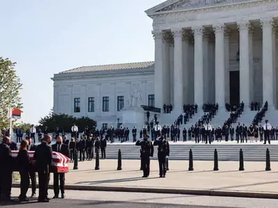 긴즈버그 시신 연방대법원으로… 추모 행렬