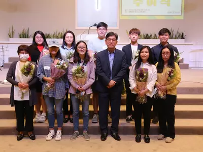 섬기는 교회, 10명에게 1만달러 장학금 전달