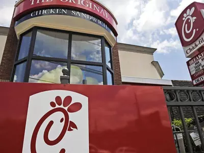 칙필레 드라이브스루 느리지만 인기 최고