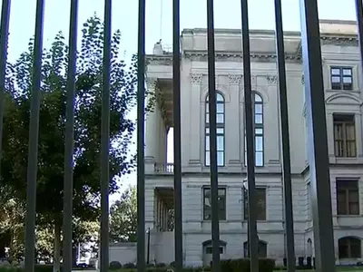 주청사 주변에 시위 대비 울타리 설치