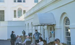 '브리핑룸은 위험해' 밖에서 일하는 백악관 출입기자단