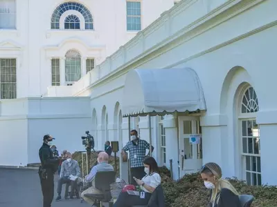 '브리핑룸은 위험해' 밖에서 일하는 백악관 출입기자단