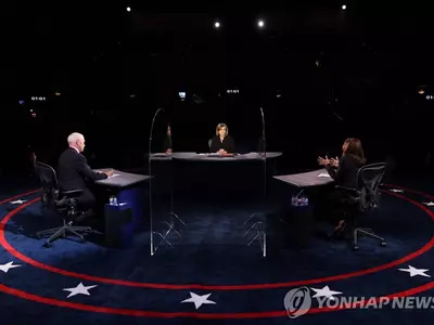 투명 가림막 사이 두고 토론하는 공화ㆍ민주 부통령 후보들
