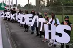 코로나19 희생자 숫자판 들고 시위하는 미 활동가들