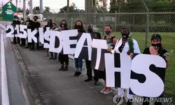 코로나19 희생자 숫자판 들고 시위하는 미 활동가들