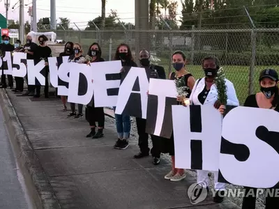 코로나19 희생자 숫자판 들고 시위하는 미 활동가들