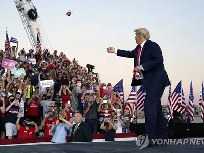 대선 유세장서 청중에게 마스크 던지는 트럼프