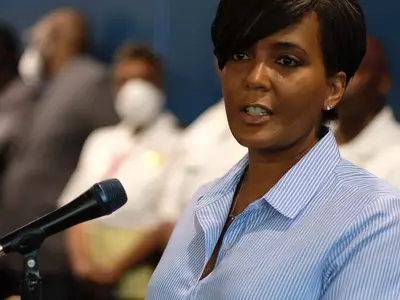 패션 잡지 글래머 ‘올해의 여성’에 바텀스 시장