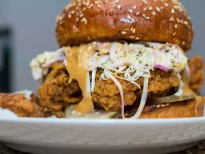 미슐랭 스타셰프 ‘닭발버거’ 내놨다