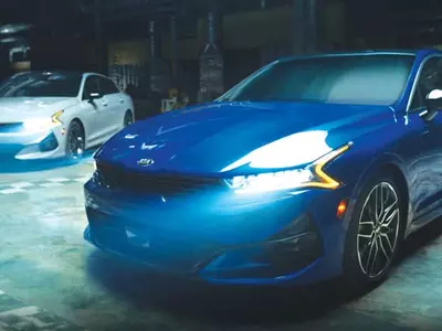 기아 신형 K5,  BMW 330i와 정면승부 승리