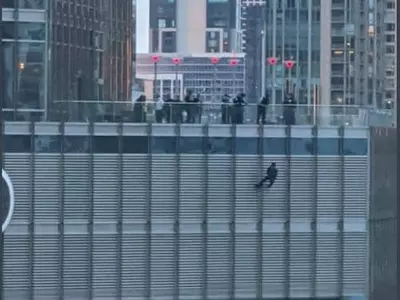 시카고 트럼프타워 외벽 매달려 버틴 남성 13시간만에 구조