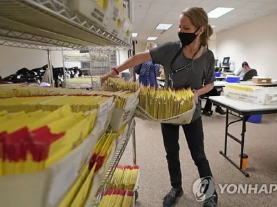 우편투표지 옮기는 미 유타주 솔트레이크시티 선거관리원