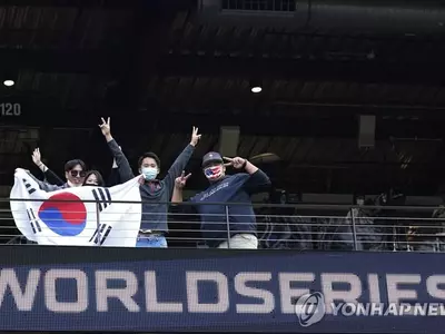 월드시리즈 1차전 시작 전 카메라 앞 포즈 취하는 야구팬들